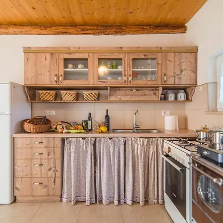 בית נופש House Ana רוביני